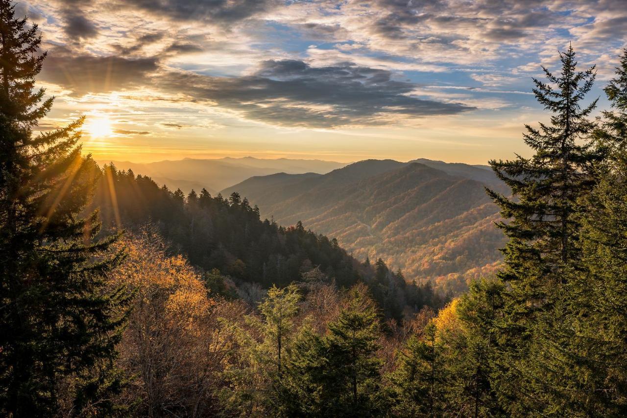Between Here & There, 3 Bedrooms, Sleeps 6, Views, Hot Tub Gatlinburg Bagian luar foto