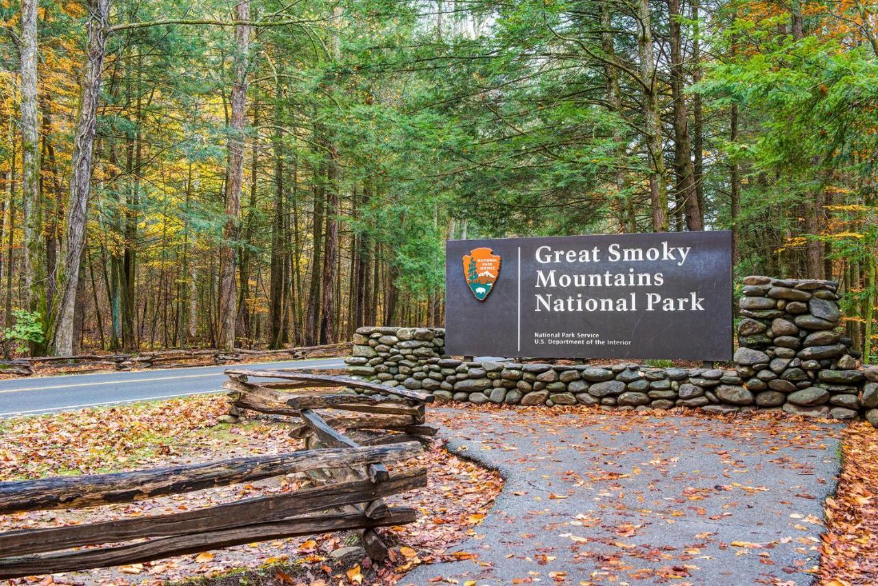Between Here & There, 3 Bedrooms, Sleeps 6, Views, Hot Tub Gatlinburg Bagian luar foto